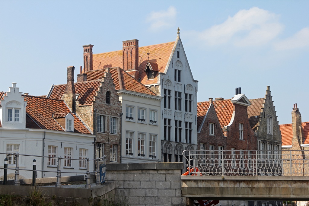Buildings Along Sint-Annarei